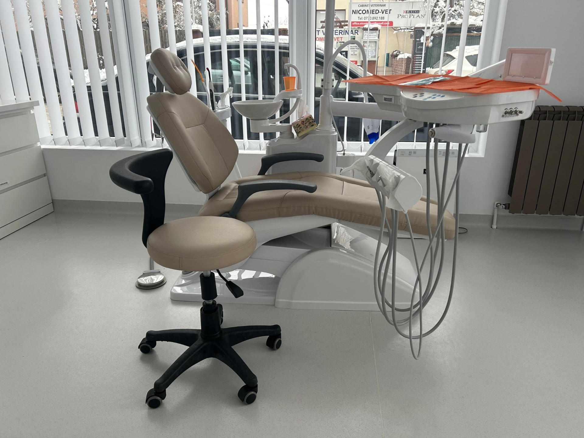 Scaun stomatologic modern cu echipament de ultimă generație pentru tratamente dentare