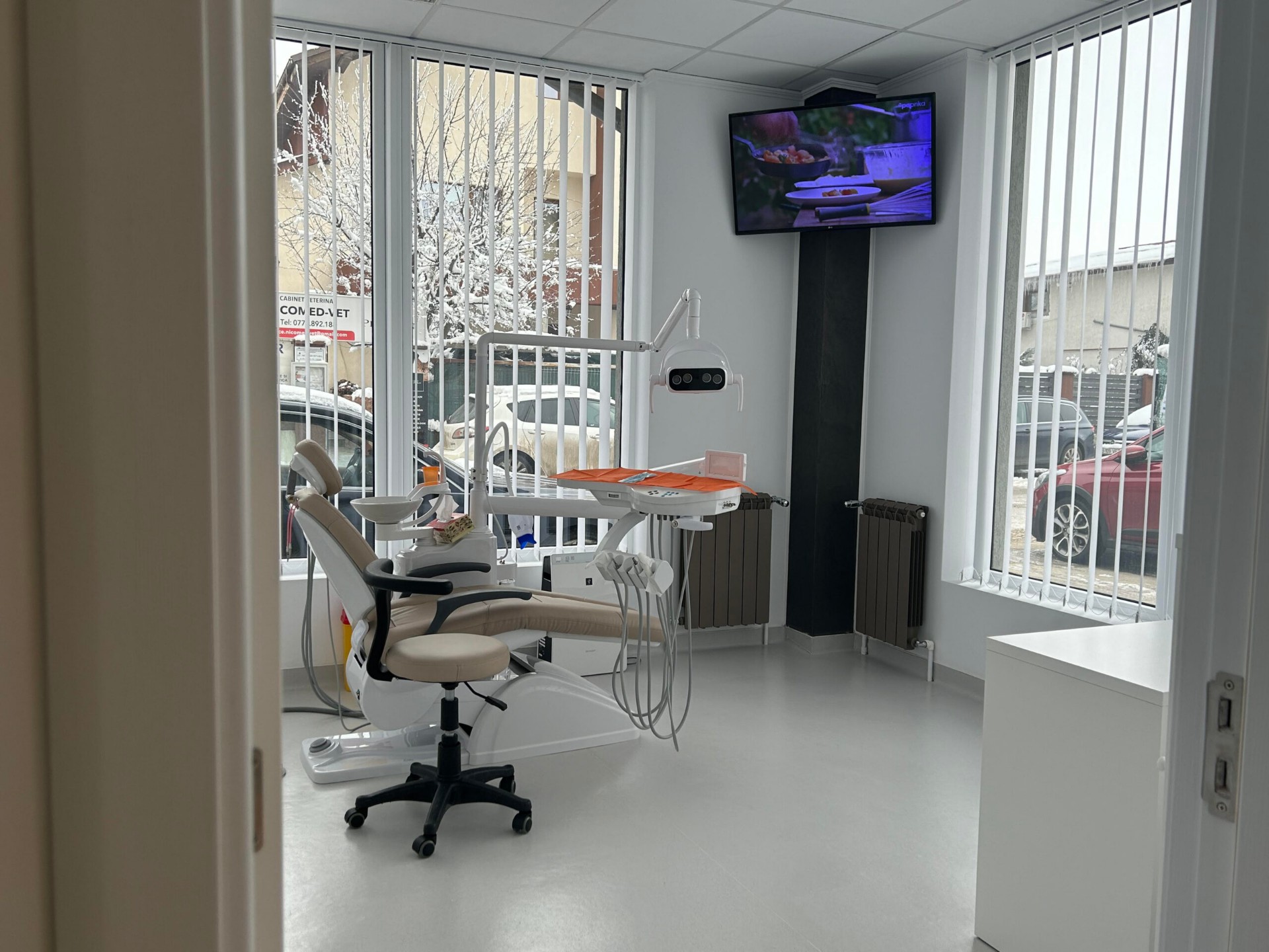 Zonă de tratament dentar echipată cu instrumente stomatologice profesionale