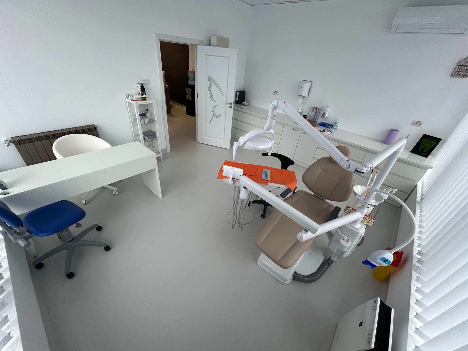 Cabinet dentar complet echipat pentru implantologie și protetică dentară